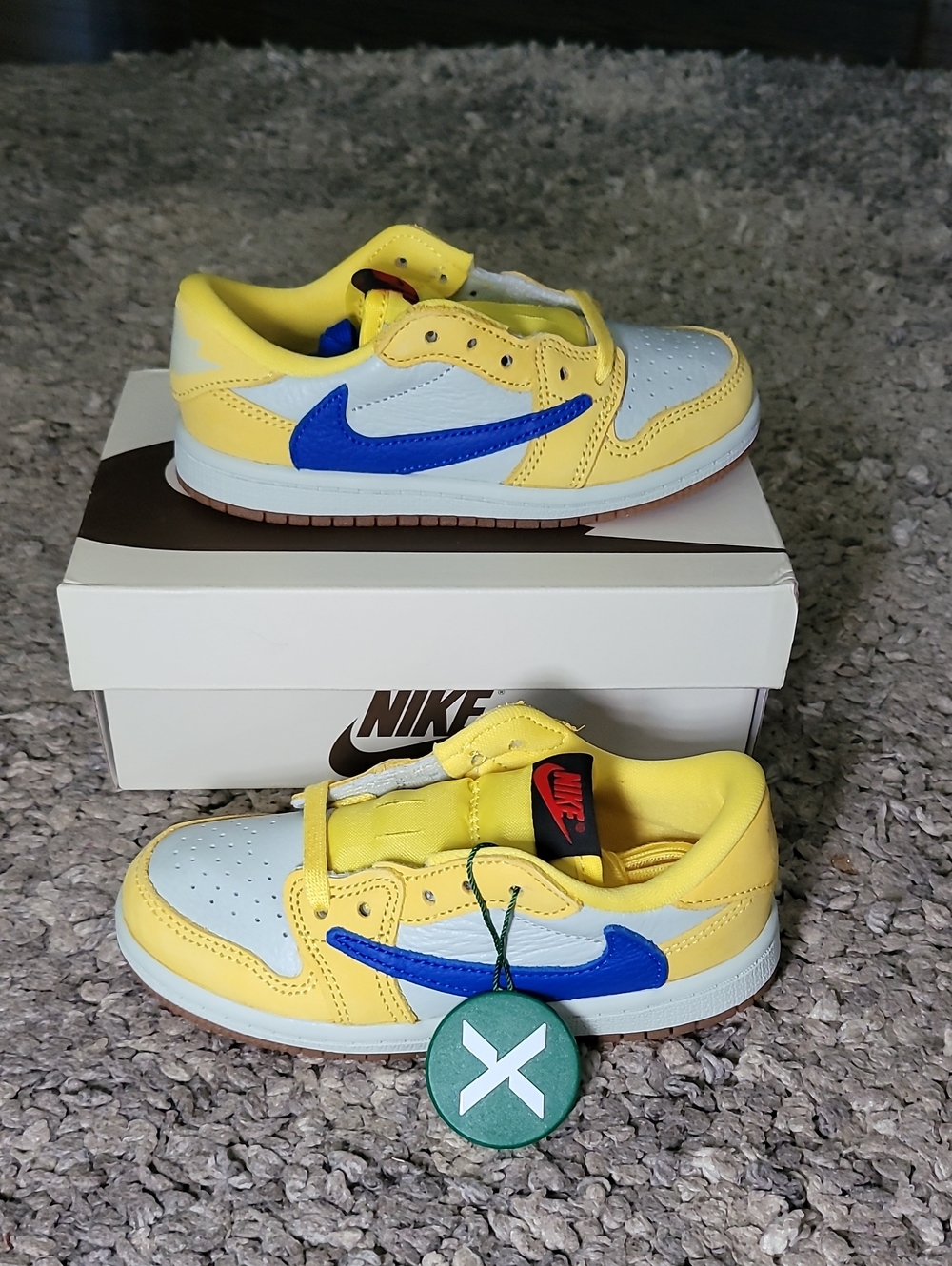Nike Kids Low-Top Sneakers in Yellow, White and Blue